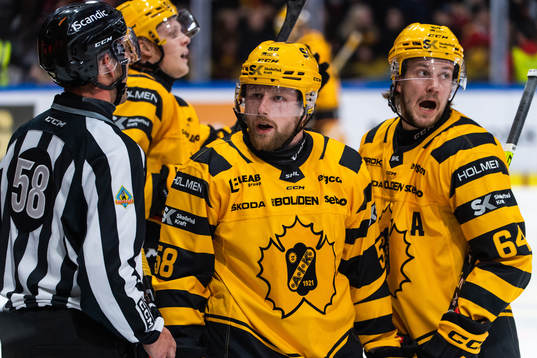 Skellefteås Oskar Nilsson och Jonathan Pudas reagerar