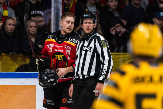 Luleås Juhani Tyrväinen och linjedomare Rickard Nilsson
