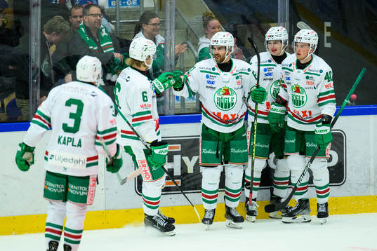 Rögles Ludvig Larsson jublar med lagkamrater