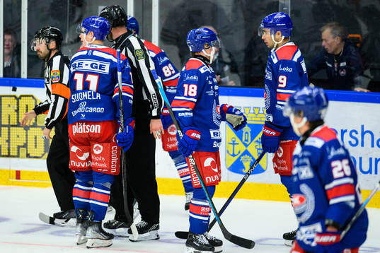 Oskarshamns Ahti Oksanen jublar med lagkamrater