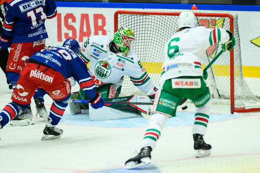 Rögles målvakt Christoffer Rifalk släpper in 3-4