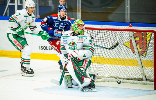 Oskarshamns Ahti Oksanen (ej i bild) gör 2-3 bakom Rögles