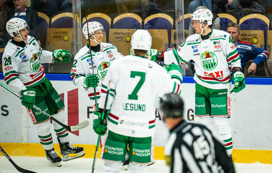 Rögles Oskar Stål-Lyrenäs jublar med lagkamrater