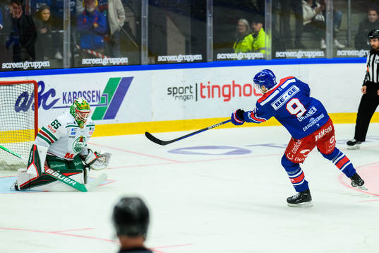 Rögles målvakt Christoffer Rifalk räddar ett straffslag