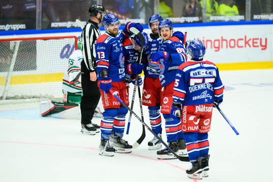 Oskarshamns Hynek Zohorna jublar med lagkamrater