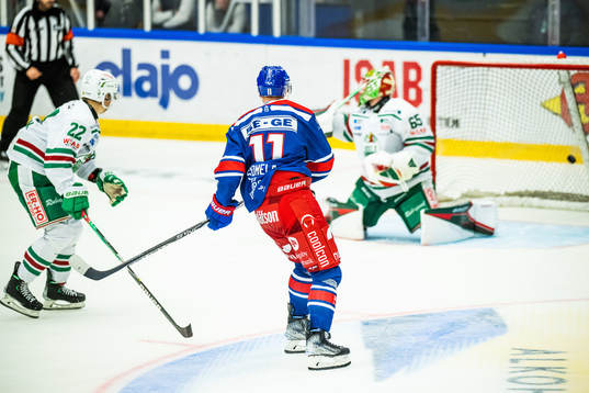 Oskarshamns Antti Suomela gör 6-5 bakom Rögles målvakt