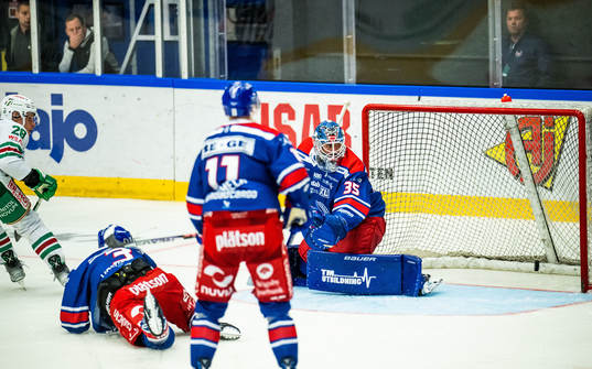 Rögles Anton Bengtsson (i vänster hörn) gör 3-5 bakom