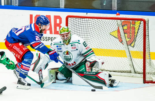 Oskarshamns Hynek Zohorna och Rögles målvakt Christoffer