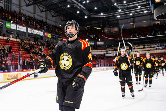 Brynäs Noel Nordh jublar med lagkamrater