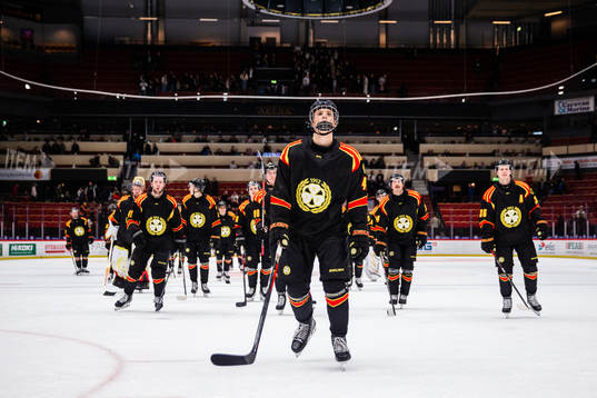 Brynäs Noel Nordh jublar med lagkamrater