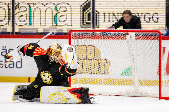 Brynäs målvakt Anders Lindbäck med en räddning