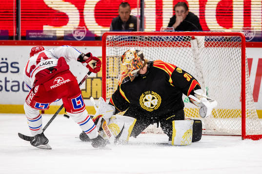 Timrås Jonathan Dahlén och Brynäs målvakt Anders