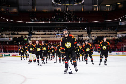 Brynäs Noel Nordh jublar med lagkamrater