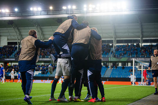 Joel Asoro of Djurgården celebrates with teammates