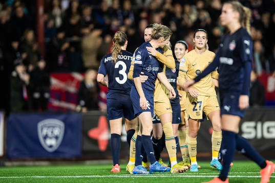 Bianca Schmidt  of FC Rosengård and Ana-Maria Crnogorcevic