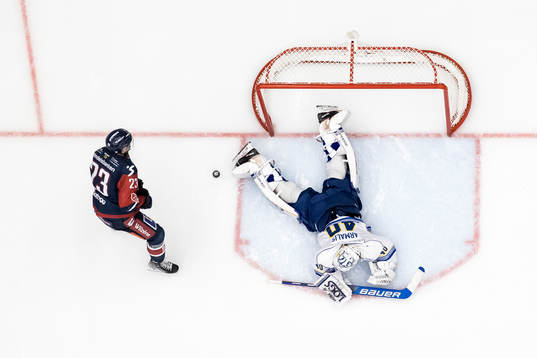 Leksands målvakt Mantas Armalis räddar straff från