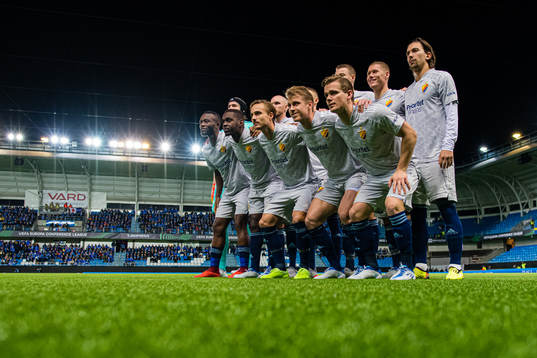 The starting eleven of Djurgården poses for a team group