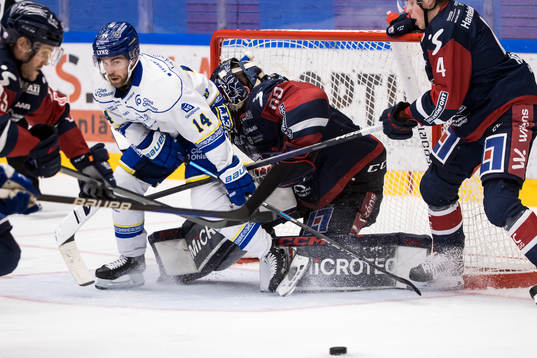 Leksands Oskar Lang och Linköpings målvakt Marcus Högberg