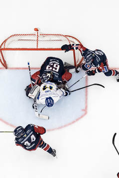 Leksands Oskar Lang och Linköpings målvakt Marcus Högberg