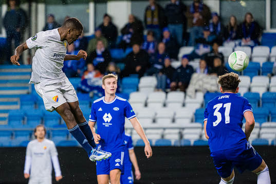 Joel Asoro of Djurgården scoring the 2-2 goal