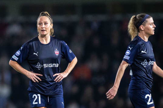 Keira Walsh and Olivia Schough of Barcelona looks dejected