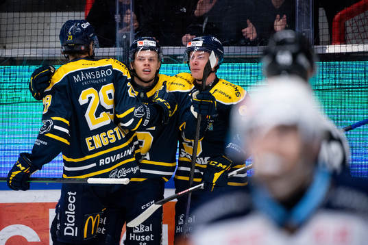 Södertäljes Albert Sjöberg jublar med Eric Engstrand och