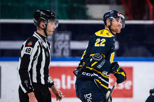 Södertäljes Jacob Bjerselius reagerar på domslut