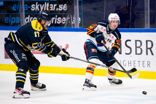 Södertäljes Johan Ivarsson och Djurgårdens Noah Östlund