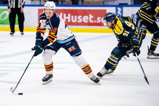 Djurgårdens Tim Söderlund och Södertäljes Cole Cassels