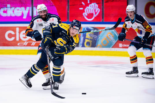 Djurgårdens Johan Alm och Södertäljes Renars Krastenbergs