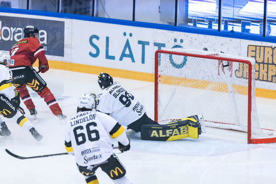 Vita Hästens Eric Borg gör 1-0 bakom Västerås målvakt