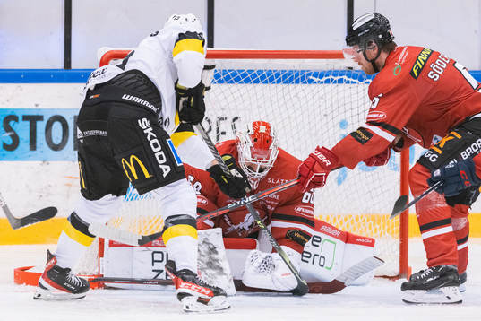 Västerås Trevor Cheek mot Vita Hästens målvakt Adam