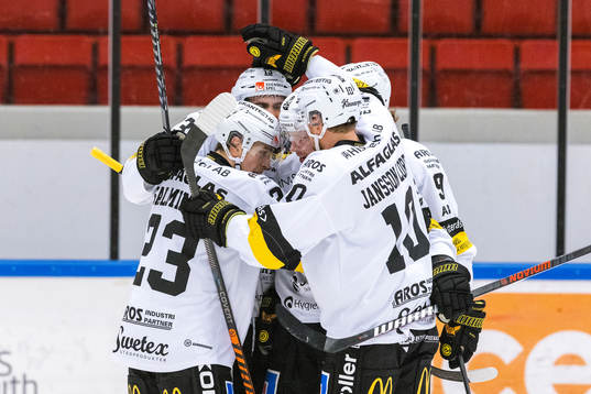 Västerås spelare jublar