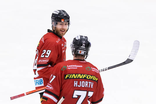Vita Hästens Jakob Stridsberg jublar