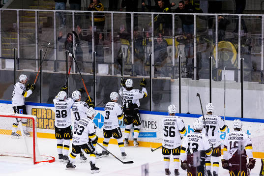 Västerås spelare jublar