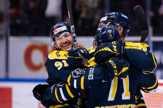 Södertäljes Linus Videll jublar med Cole Cassels och