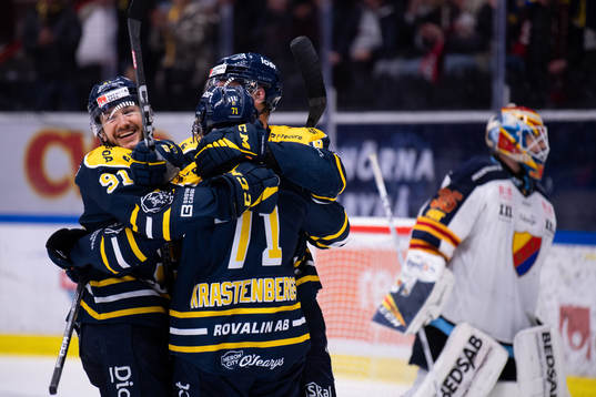 Södertäljes Linus Videll jublar med Cole Cassels och