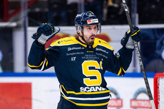 Södertäljes Linus Videll jublar