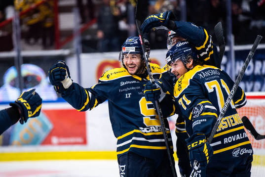 Södertäljes Linus Videll jublar