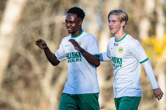 Hammarbys Adam Akimey gör 1-0 och gratuleras av lagkamrater