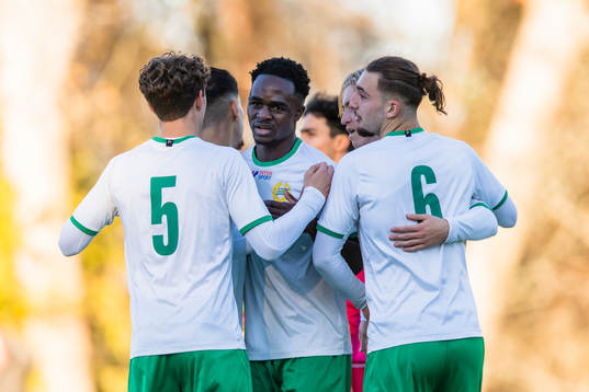 Hammarbys Adam Akimey gör 1-0 och gratuleras av lagkamrater