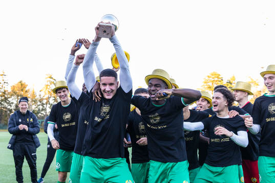 Hammarbys Deniz Gül med pokalen firar SM-guldet med