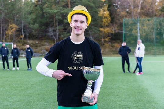 Hammarbys Deniz Gül med SM-Guld pokalen