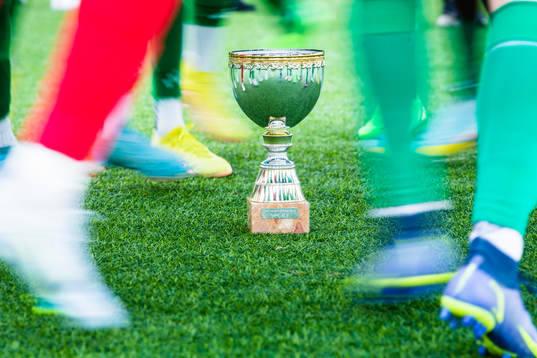 Spelare dansar runt SM-Pokalen för P19 Allsvenskan
