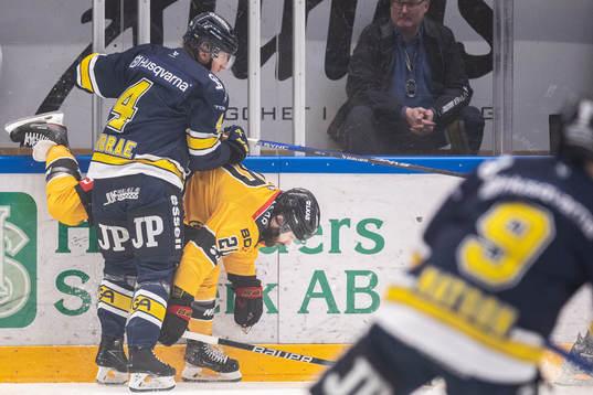 HV71s Emil Andrae och Luleås Jack Connolly