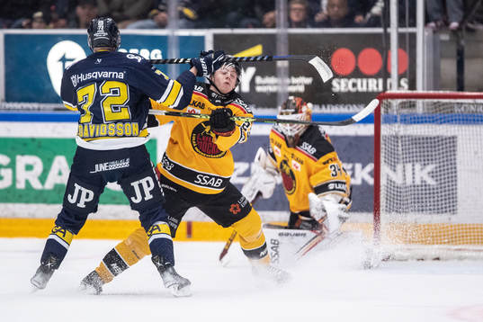 HV71s Jonathan Davidsson och Luleås Jesper Sellgren