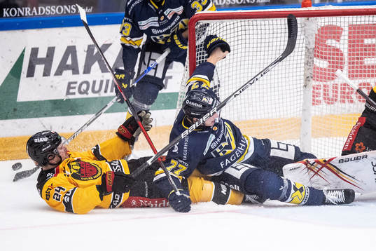 Luleås Brendan Shinnimin och HV71s Herman Hansson