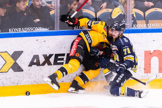 Luleås Pontus Själin och HV71s Jonathan Davidsson