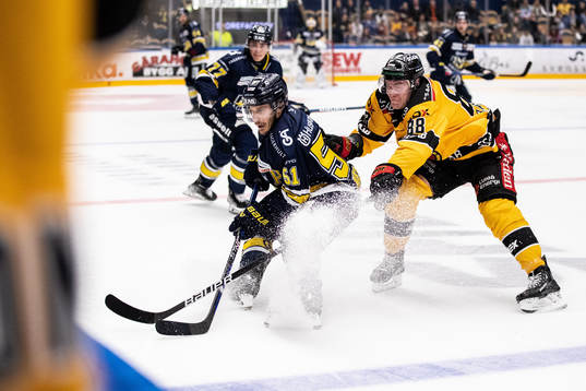 HV71s Andy Miele och Luleås Joonas Rask