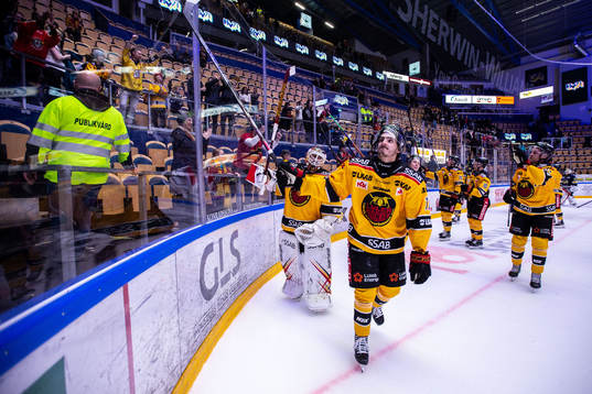 Luleås Isac Brännström och målvakt Joel Lassinantti